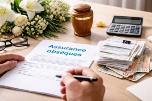 Dossier d’assurance obsèques posé sur une table avec urne funéraire, fleurs, calculatrice, lunettes et justificatifs pour une demande de remboursement