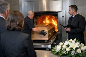 Cérémonie de crémation avec proches réunis dans un crématorium pour un dernier hommage